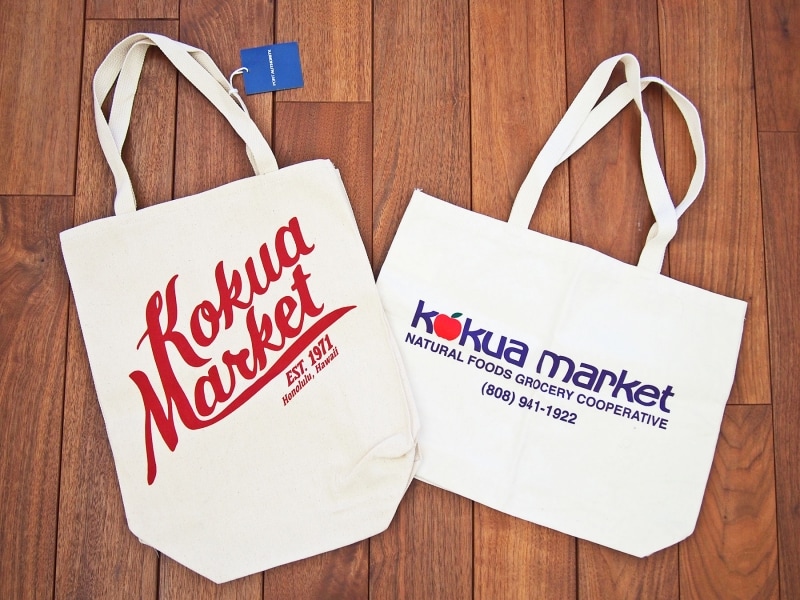 左／赤いロゴがおしゃれな縦型バッグ（12.99ドル）、右／リンゴマークが可愛いトートLサイズ（15.49ドル）