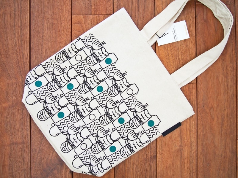 使いやすい縦型トートで男性のお土産にもおすすめ。数年ごとに絵柄がかわる