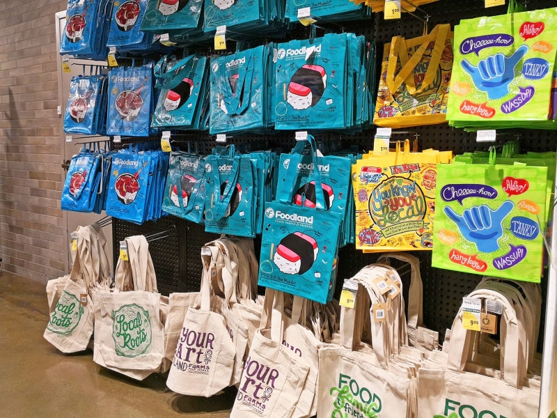 フードランド・ファームズ アラモアナセンター店。下段がキャンバス地トート