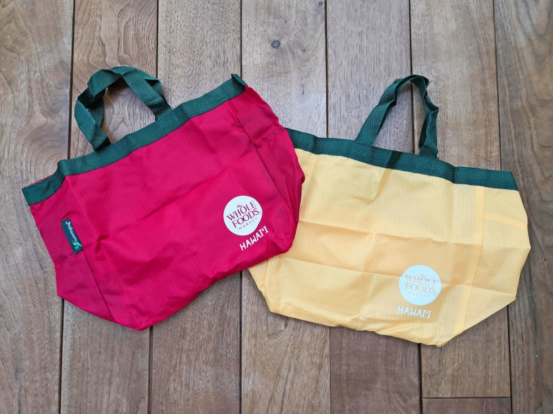 折り畳みトートバッグ「テイク・アウト・トート」 内側にペットボトルが収納できるポケット付