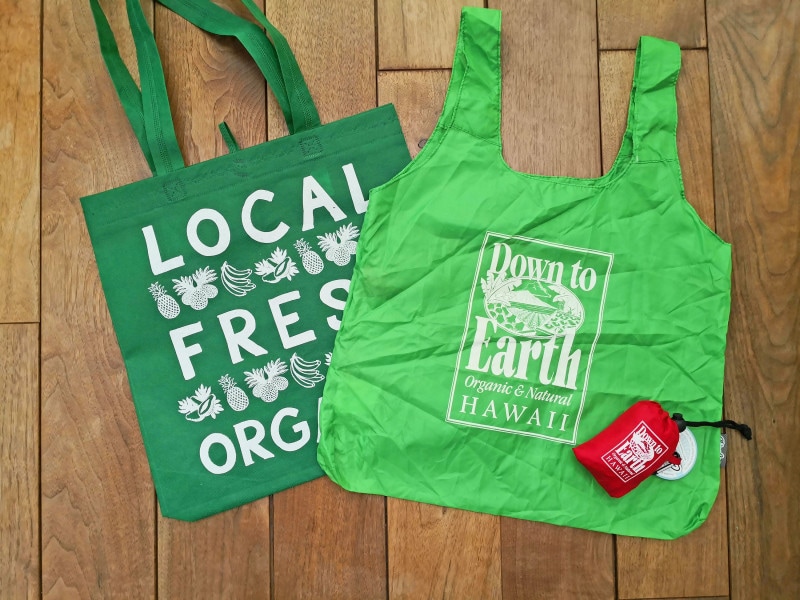 右のレジ袋型が折り畳みエコバッグ。収納袋に入れると手のひらサイズに