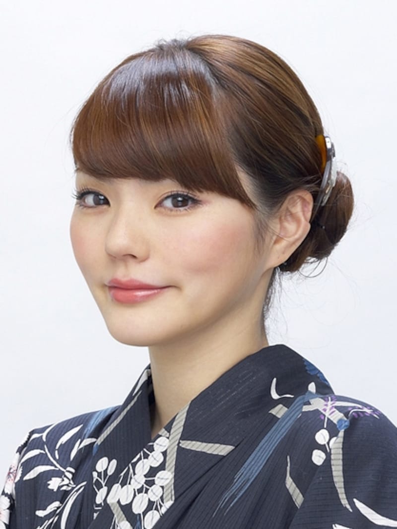 頭の丸みにそうように髪飾りをつけて