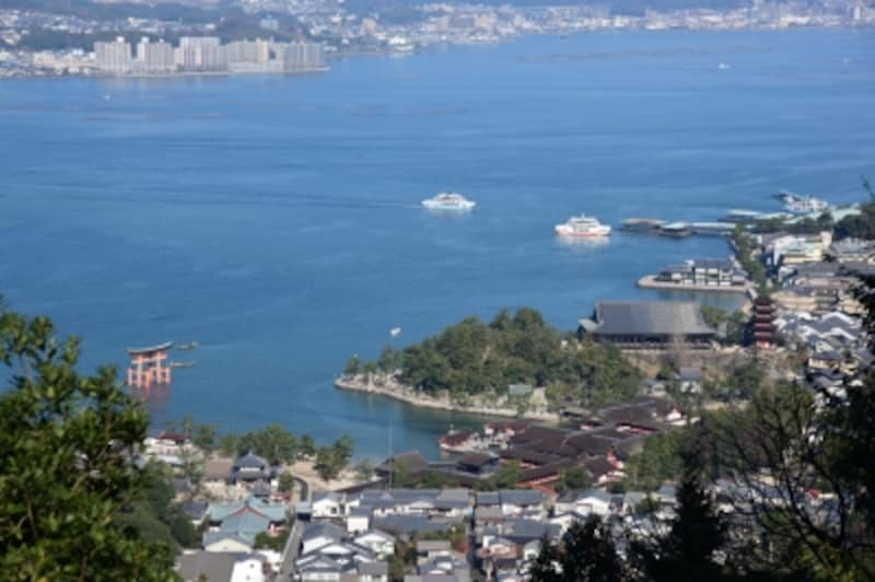 弥山への登山道の途中から眺めた厳島神社