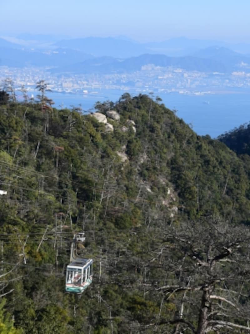 宮島ロープウェー「交走式」区間(獅子岩付近より撮影)