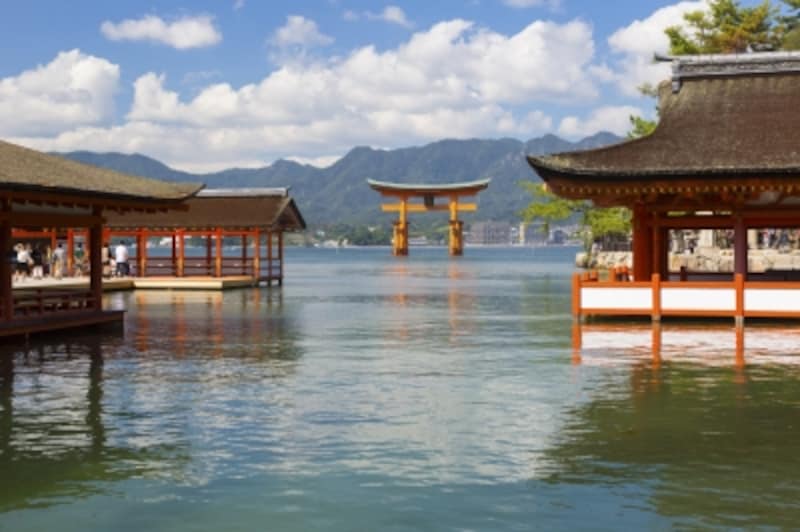海上に浮かぶ厳島神社の壮麗な社殿