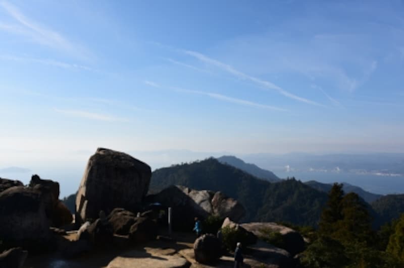 山頂付近には、「くぐり岩」「不動岩」などの巨岩・奇岩がゴロゴロしていますが、展望台からはそれらも見下ろすことができます