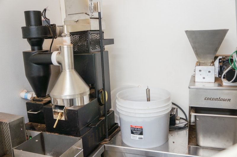 左:ウィノアー(カカオ豆の実の部分と皮を分ける マシーン)/右:カカオ豆を粉砕する機械