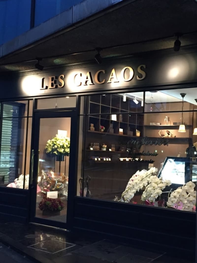 五反田駅から徒歩7分ほど。大通り沿いに面した店頭。