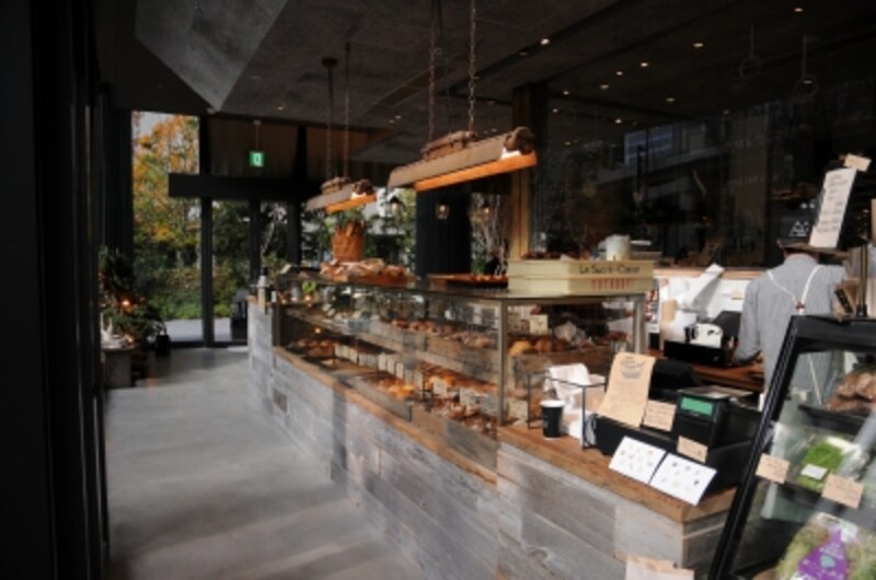 古材を用いたショウケースに次々焼きたてのパンが並ぶ