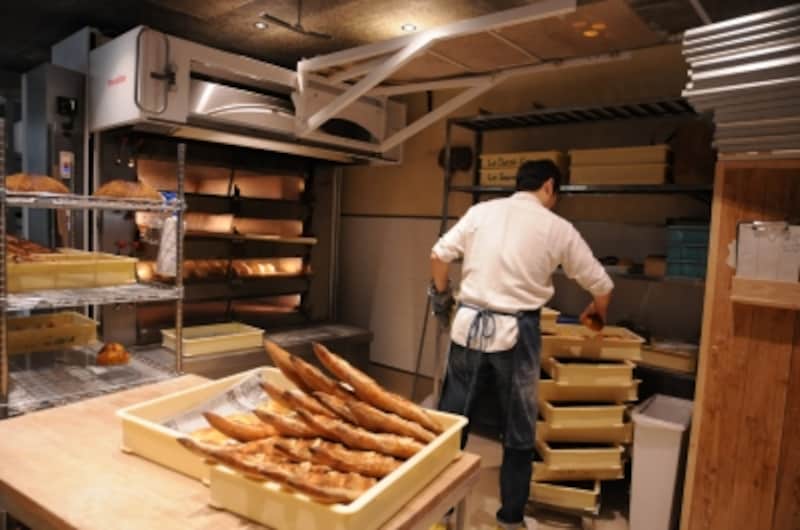 早朝からほとんど一日窯の前で過ごす岩永さん