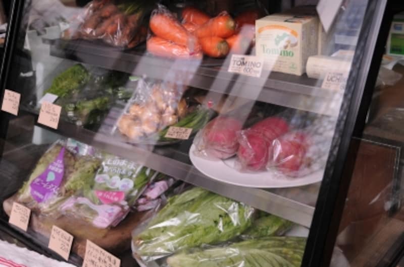 常設野菜コーナーはパン売場の隣に