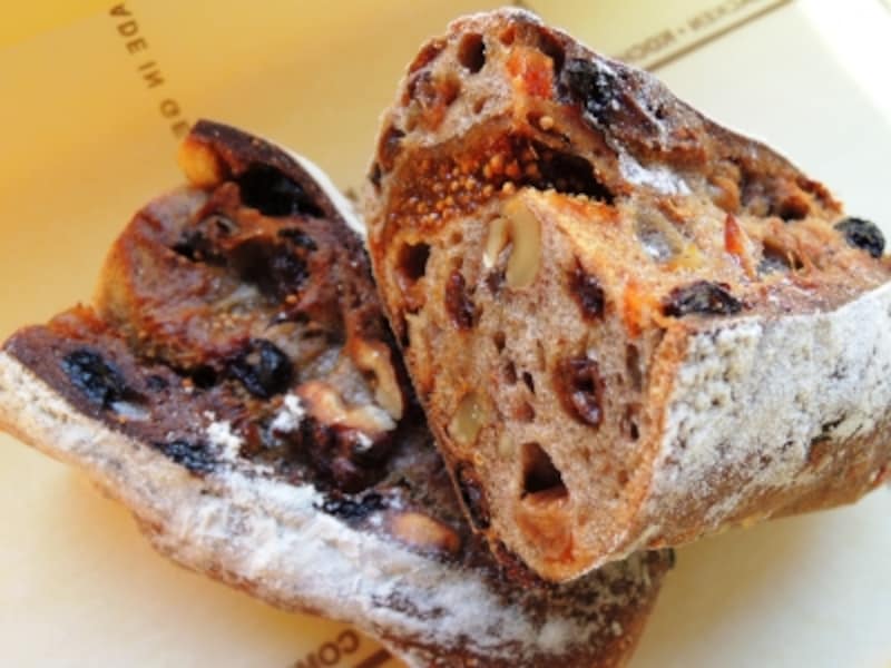 レ サンク ディアマンはきらめく5種のドライフルーツとクルミのパン