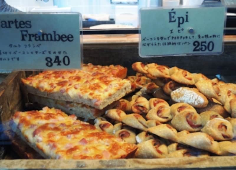 バゲット生地でつくる小さな穂のかたちのエピやタルトフランベもおすすめ