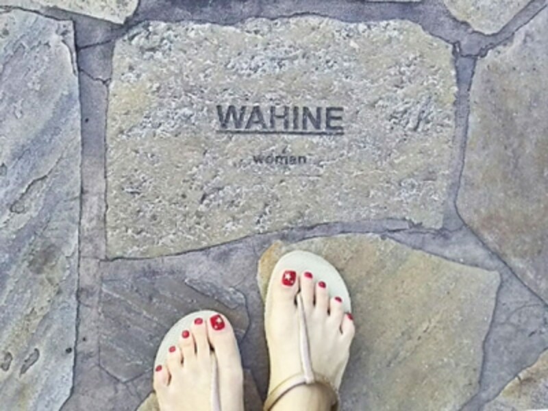 「WAHINE（ワヒネ）」とはハワイ語で女性の意味。近くには「KANE（カネ）」＝男性のタイルも