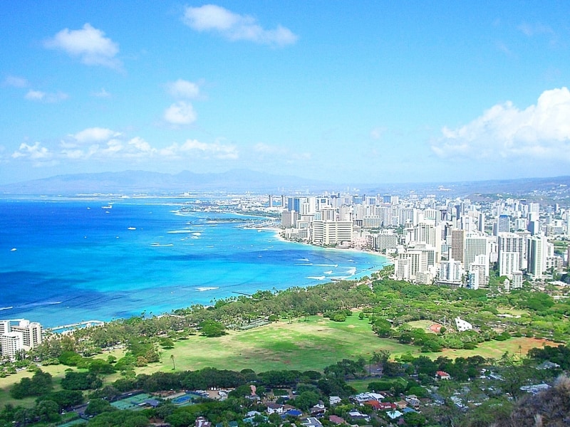 手前からカピオラニ公園、ワイキキのホテル群、そして空港も見えるダイヤモンドヘッド山頂