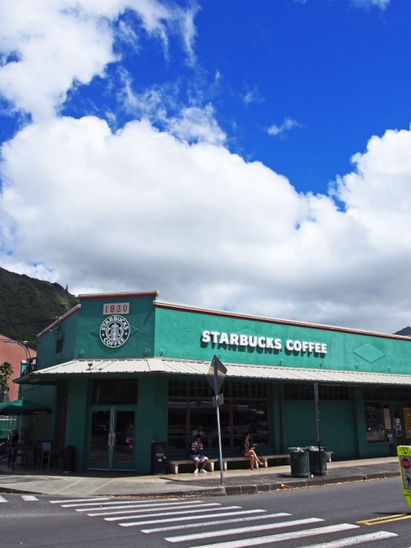 緑色のスターバックスはマノアのシンボル的存在