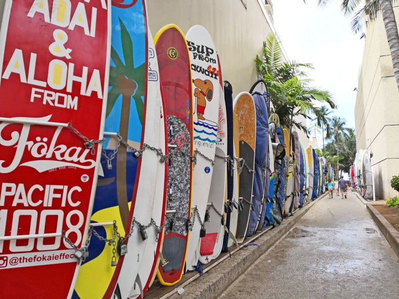 色とりどりのサーフボードにハワイを感じる場所。見逃しそうな路地なので気を付けて