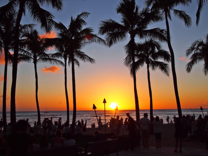 夕日がワイキキビーチに落ちる冬のサンセット