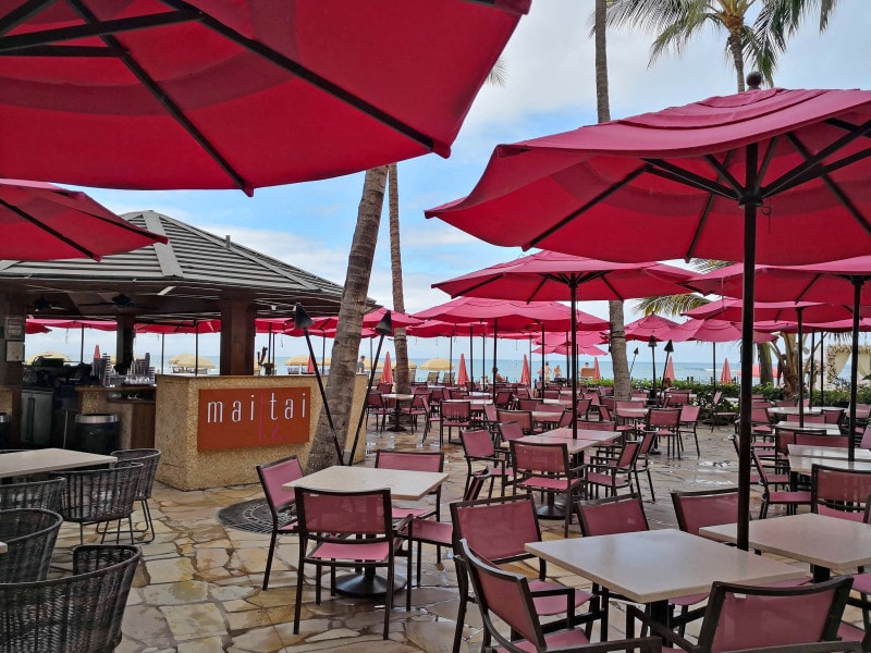 ビーチ側のテーブルからは、ワイキキビーチとカラカウア通りに連なるホテルが見渡せるマイタイバー