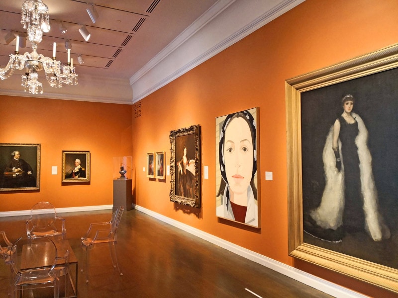 世界の名作が並ぶ展示室。展示室もテーマごとに趣向を凝らした演出に
