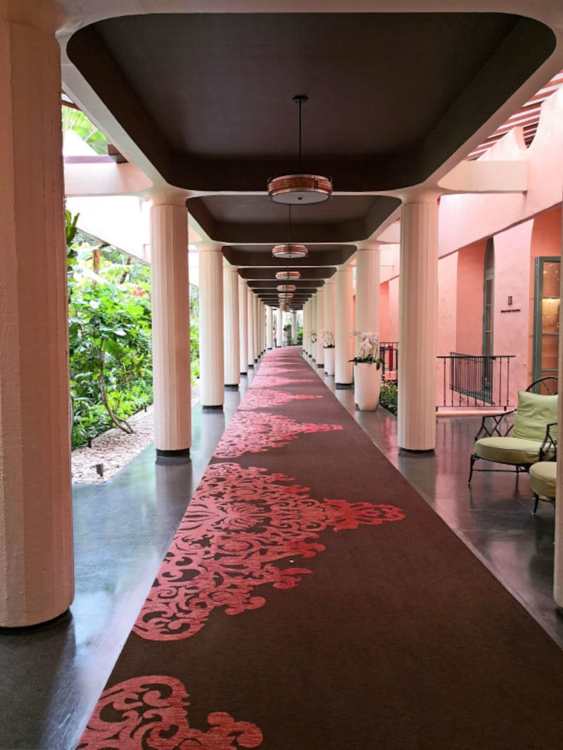 ピンク色の円柱が続くブリーズウェイ