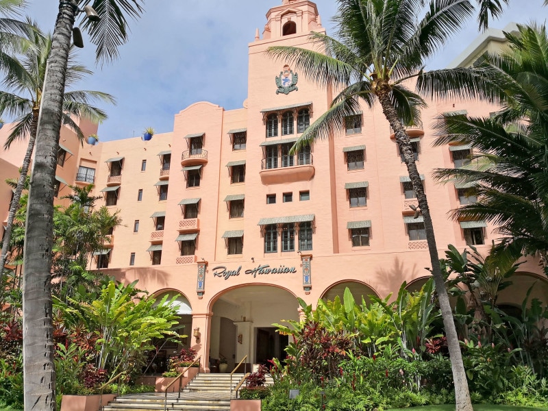 中庭から撮影したロイヤルハワイアン本館。階段をのぼりメインロビーへ