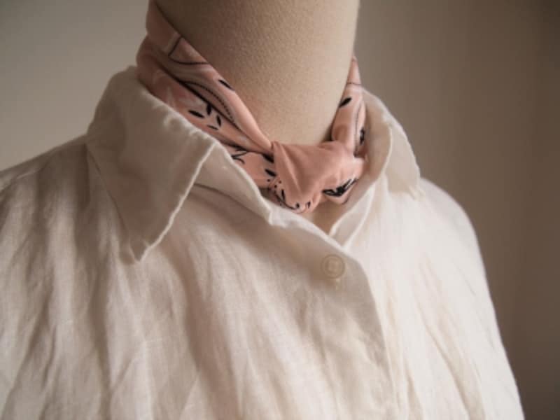 シャツとスカーフは相性抜群