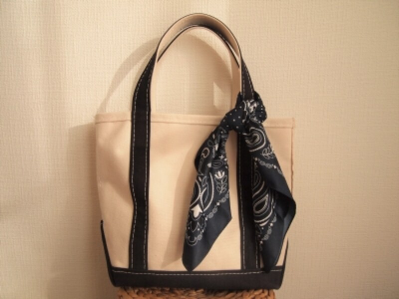 バッグに結ぶだけでも旬なテイストに