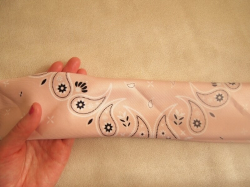 端が出ないようにするのがポイント。手と比較にするとこれくらいの幅です。