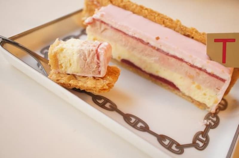 いちごババロア、いちごコンポート、バニラクリームが層になっています