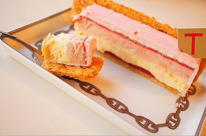 いちごババロア、いちごコンポート、バニラクリームが層になっています
