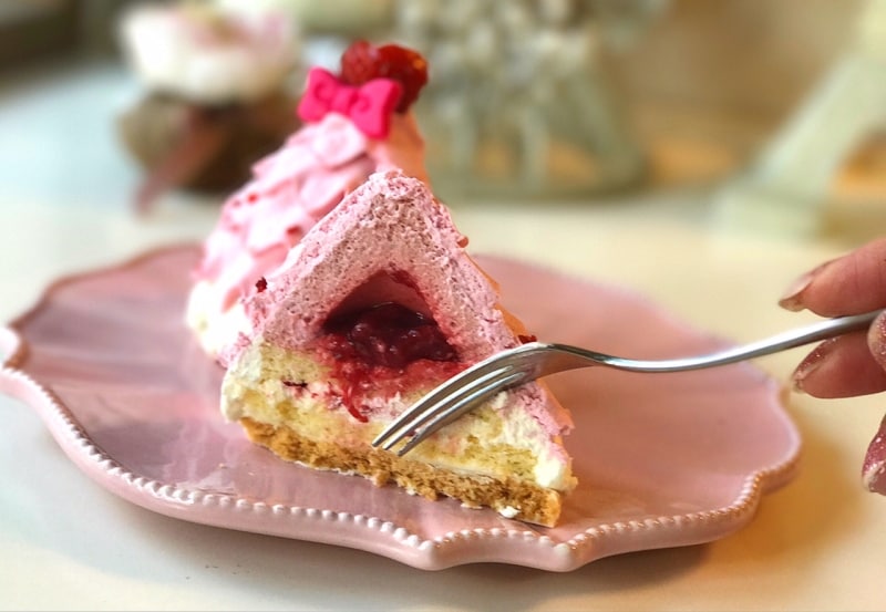 いちごクリーム、いちごムース、ベリージュレ、フリーズドライいちご入り練乳クリーム、スポンジ生地、クランブル生地の６層