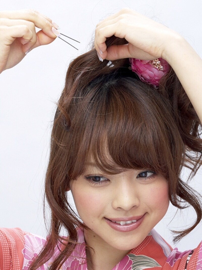 Uピンを頭皮に垂直に当ててから横にたおして留める