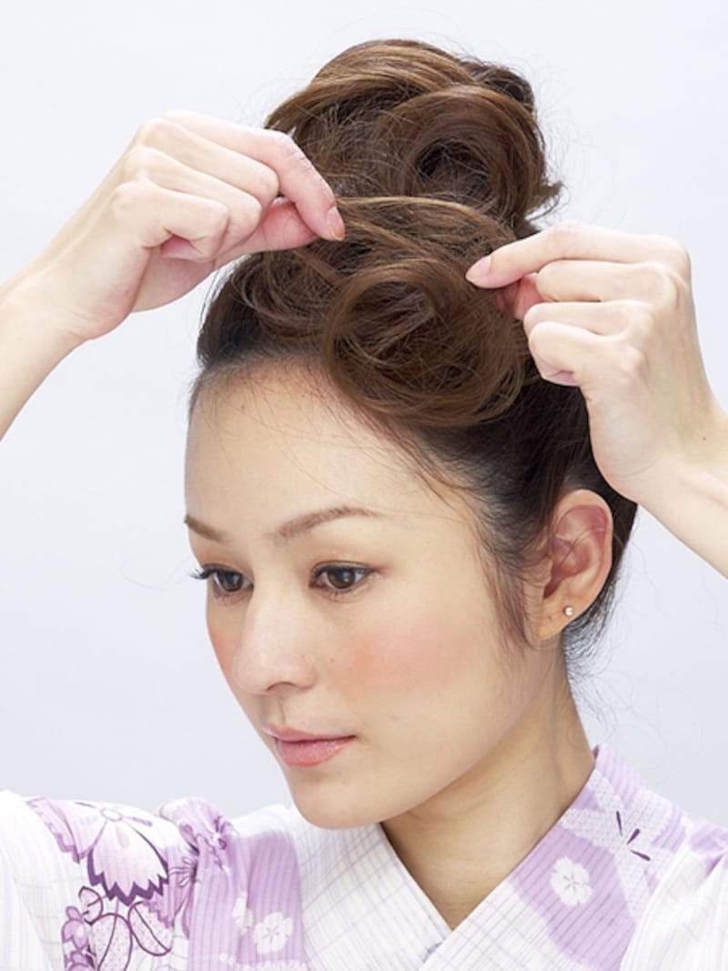 バランスを整え、最後にハードスプレーで固定する