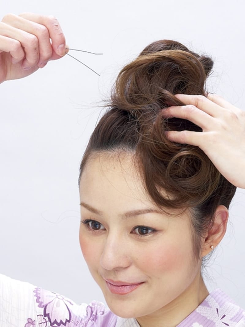 毛束を倒した部分にアメピン2~3本でしっかり固定する