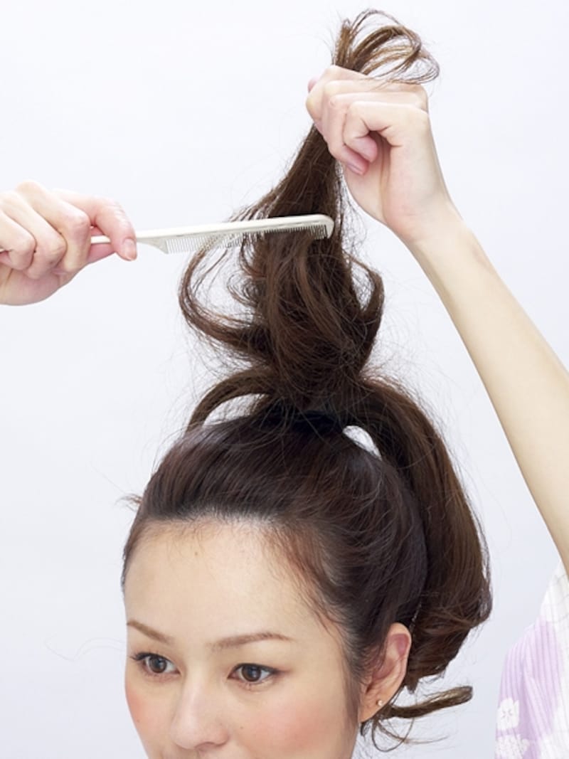 中間から根元に向かってコームでしごく