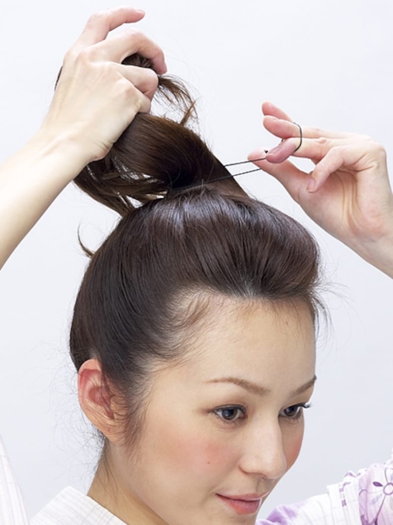 あごを上げて襟足がたるまないようにする