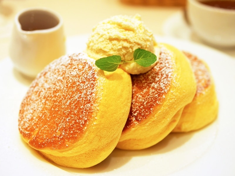 店名にもなっている、一番人気の「幸せのパンケーキ(1100円)」。3cmほどの厚みがあるパンケーキが3枚も(2017年1月20日)