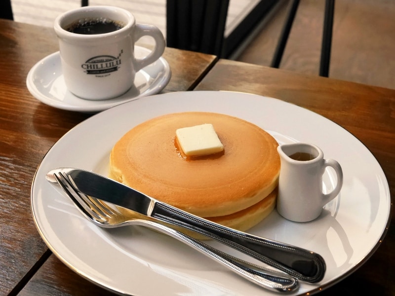 特製ホットケーキ(700円)。シロップはメイプルとはちみつのどちらかが選べます。濃厚な味わいのブレンド珈琲(500円)とともに(2017年1月13日撮影)