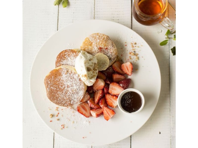 湘南パンケーキを代表するメニュー「フレッシュ苺のチョコフォンデュパンケーキ(2080円)」(画像提供:湘南パンケーキ)