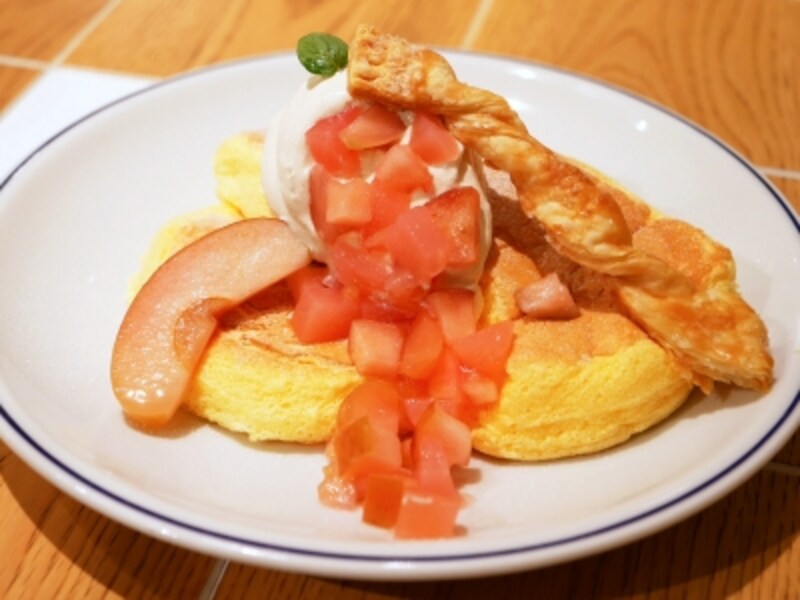 期間限定メニューも見逃せない! 画像は「奇跡のパンケーキ 紅の夢アップルパイ(1400円税別)」。横浜元町店のオープンを記念した、2018年2月28日までの期間限定メニュー。スフレパンケーキ(3枚)の上に、赤い果肉の希少なりんご「紅の夢」と、ほどよい酸味が特徴の「紅玉」の2種類のリンゴのコンポート、バニラアイス・シナモンクリーム・パイがトッピング(2018年1月29日撮影)