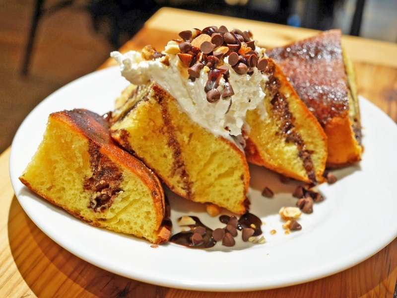 チョコナッツホットケーキ（1180円）……ふわふわながら、しっかりと目のつまった生地でおなかいっぱいに！（2018年1月19日撮影）