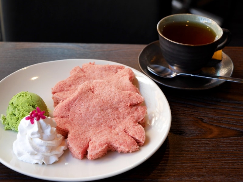 米粉のさくら型スフレパンケーキ(1080円)。「さくら味」×「抹茶アイス」の組み合わせ(2018年1月23日撮影)