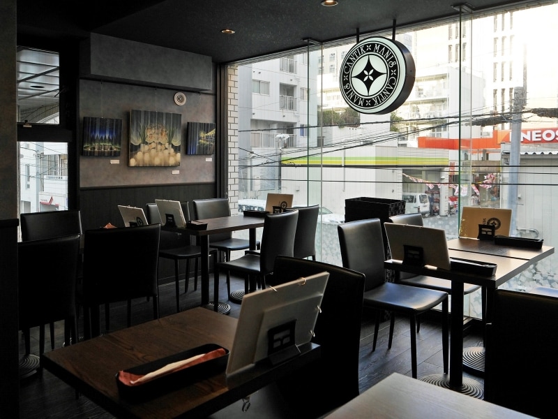 店内はギャラリーを兼ねていて、アートの展示・販売も行われています(2018年1月23日撮影)