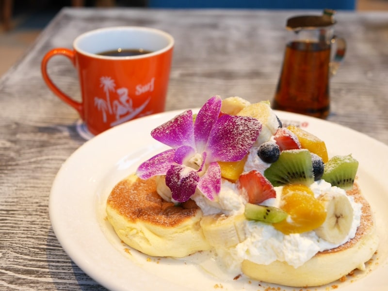 ハワイアンフルーツパンケーキ(1518円)+コナ・ブレンド オリジナルコーヒー(495円)※11:00~17:00はグランドメニューに+308円で提供(2017年6月12日撮影)