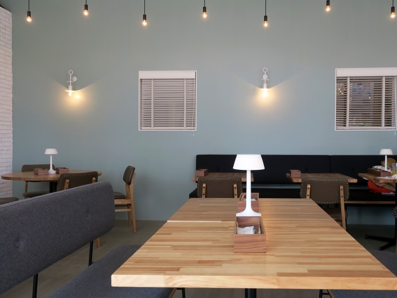 店内には、インテリアショップ併設のカフェならではのファニチャーが並び、どんなシーンでもくつろぎながら過ごせそう(2017年4月28日撮影)