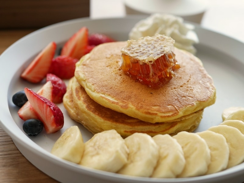 コームハニー&フレッシュフルーツ(1540円)……ミツバチの巣蜜「コームハニー」とフレッシュフルーツ、ホイップクリームが添えてあります(2017年4月28日撮影)