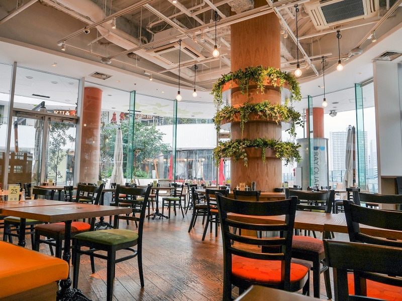 ガラス貼りの明るい店内。海を望むカウンター席もあります(2019年2月25日撮影)