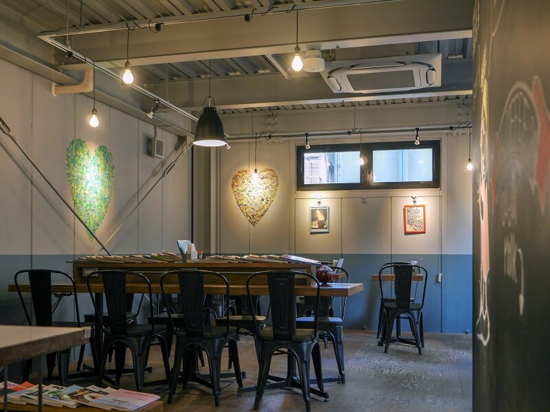 店内は大小のテーブル席があり、大きなテーブルには電源がたくさん。Wi-Fiにも接続OK。屋外のテラス席もあり(2019年3月27日撮影)