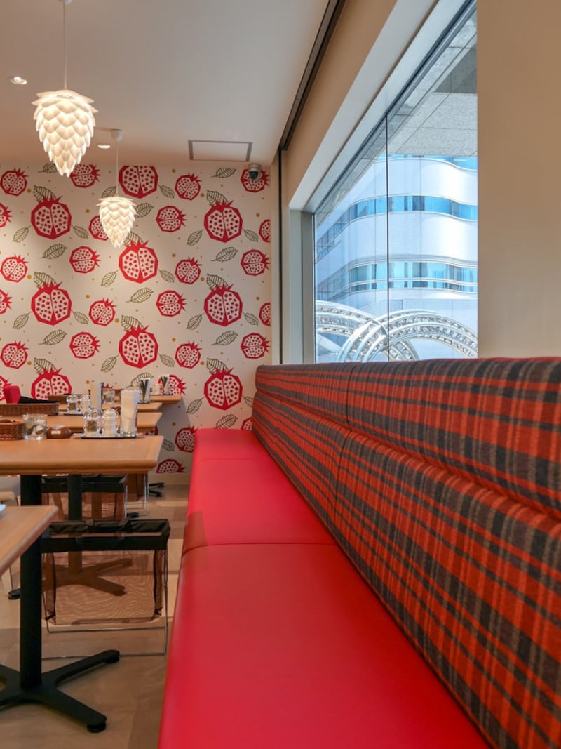 長ソファ席、テーブル席など座席数は100以上(2018年7月10日撮影)